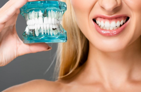 הלבנת שיניים באמצעות ציפוי חרסינה (למינייט)